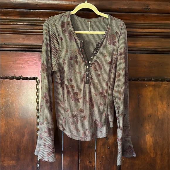 Floral Button-Up Ribbed Top - Picture 1 of 8